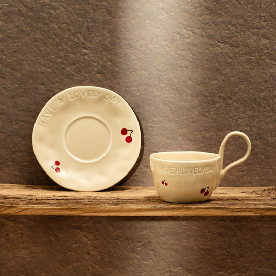 Porcelanowa filiżanka ze spodkiem w wisienki | HOMLA